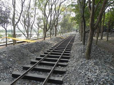 鐵路鋼軌下面為什么要鋪枕木